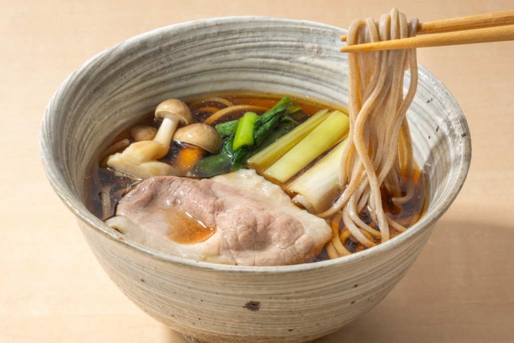 鴨南蛮そば（そばつゆ＋白だし＋そば＋鴨肉＋好みの具材）