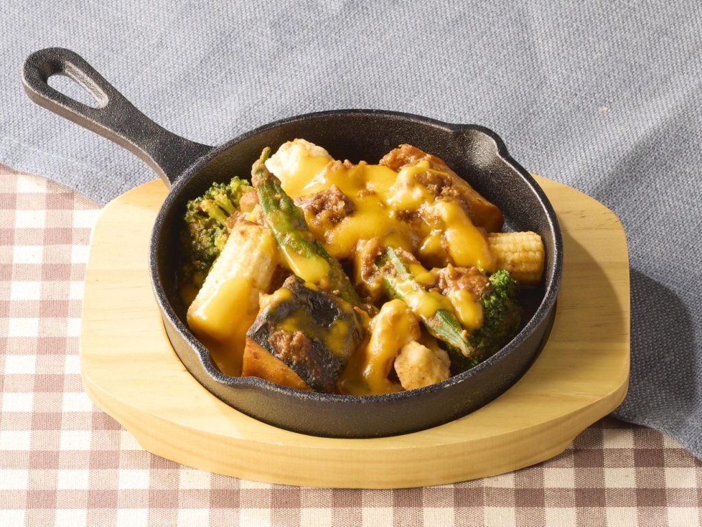 彩り野菜とチリコンカンのチーズ焼き