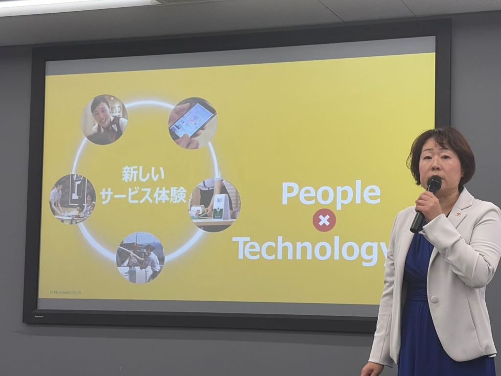 「People × Technology」を掲げ、テクノロジーと人の両面から店舗体験を高める考えを説明する斎藤氏