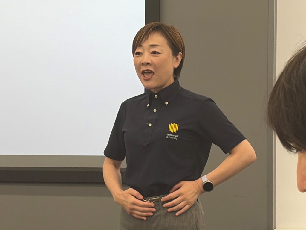 「ハンバーガーの作り方は一切教えていない」と話すハンバーガー大学の中原薫学長。リーダーシップ教育を人材育成の柱に据える
