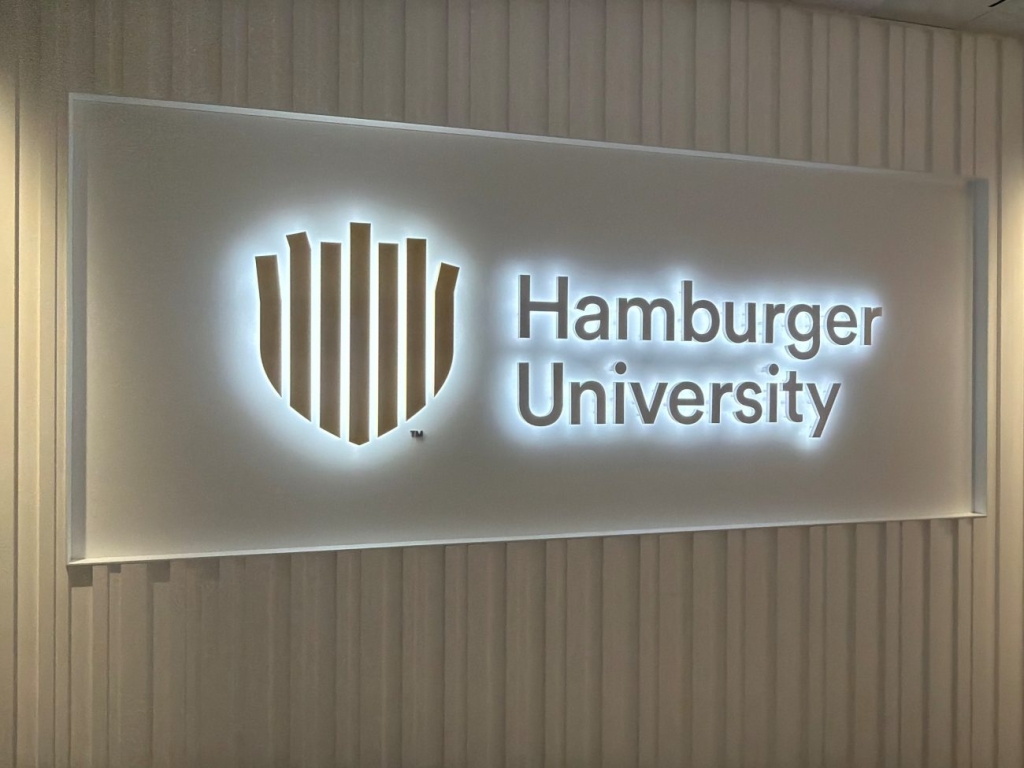 日本マクドナルドの企業内教育機関「ハンバーガー大学」。日本1号店の開店に先立つ1971年6月に設立された