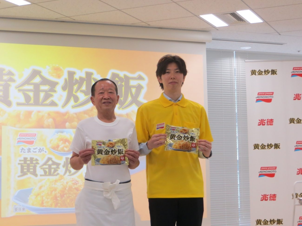 「兆徳」店主の朱徳平氏、味の素冷凍食品の森一将氏