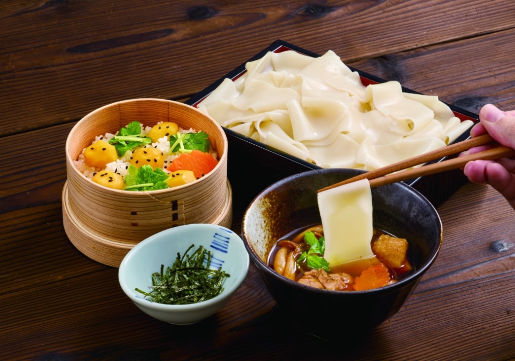 名古屋コーチンと3種のきのこの平打ちつけうどん＋栗おこわ付セット　1,699円（税込1,869円）