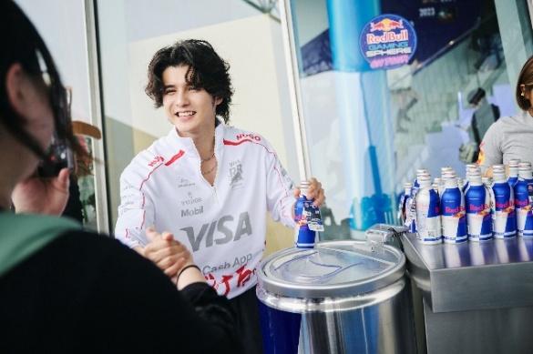 来場者に「Red Bull」を手渡す人気ストリーマーのスタンミ氏(Suguru Saito / Red Bull Content Pool)