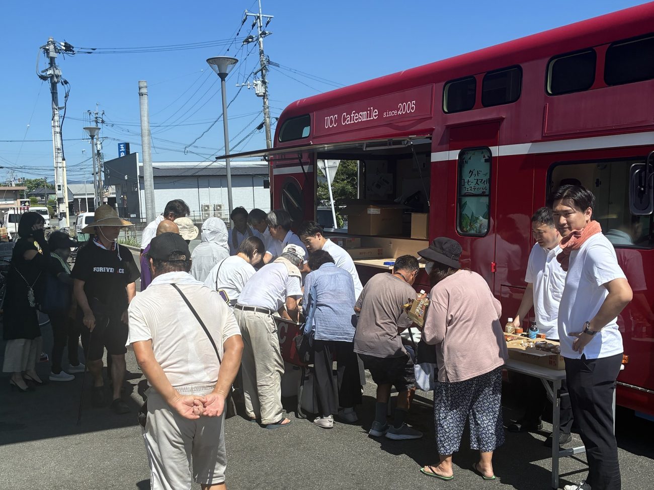 コーヒー抽出機能を備えた「UCCカフェスマイル号」を派遣し被災地支援