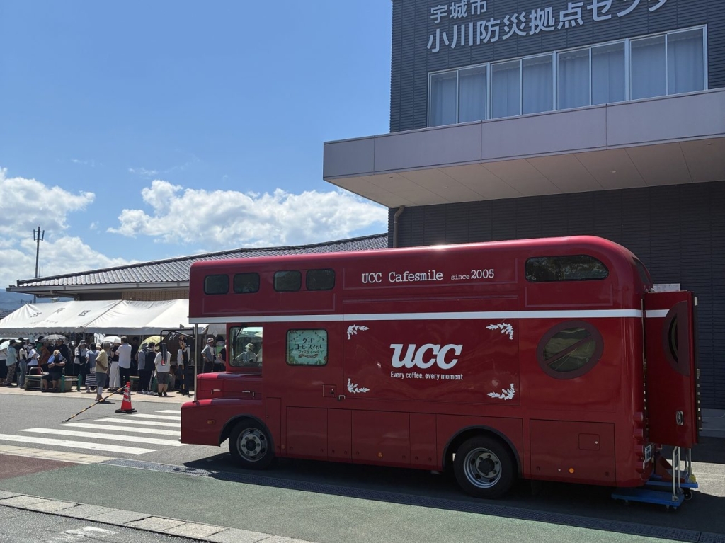 防災拠点センターに派遣された「UCCカフェスマイル号」