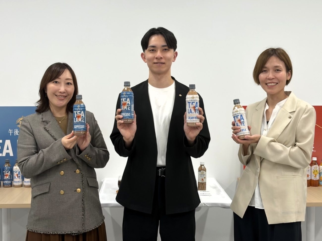 新シリーズ「午後の紅茶 TEA LATTE」を発表した(左から)川名氏、東氏、秋山氏