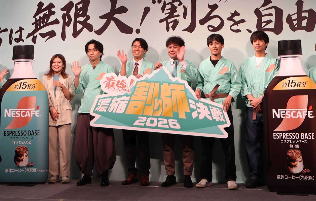 受賞した3組（左から）「けんき」、　「けーさんとたろー」、「いだちゃんねる」。左端は常盤マネージャー