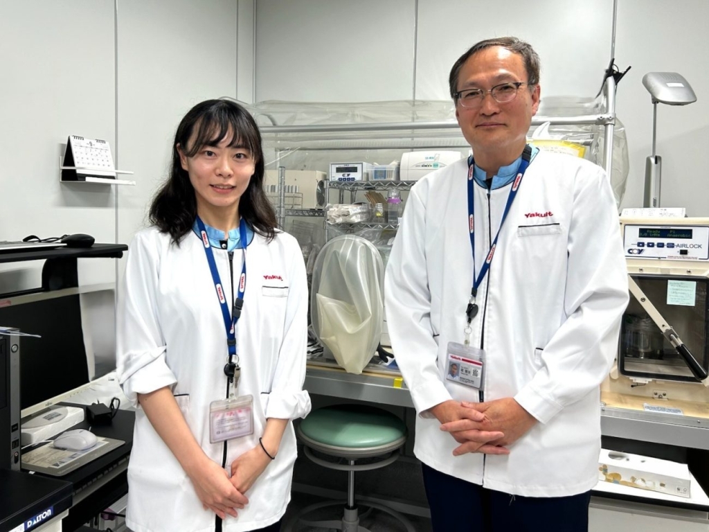 免疫研究について説明した中央研究所基盤研究所の堀徹治上席研究員(右)と、同研究所免疫制御研究室の槙郁風副指導研究員