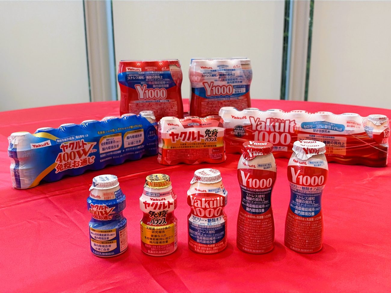 免疫機能を表示する「Yakult1000」シリーズや「ヤクルト400」シリーズなど。10月21日時点で計8品が出そろう