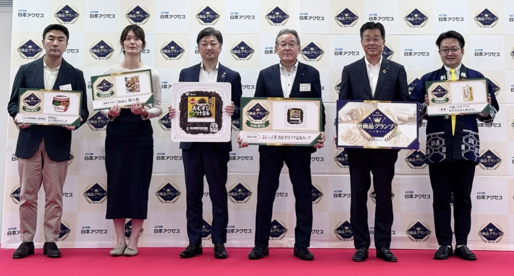 「新商品グランプリ2026年秋冬」で和日配部門2位を受賞した「手間いらずプラス ゆず香るぽん酢おろし」を手にする新進の松浦本部長(右)
