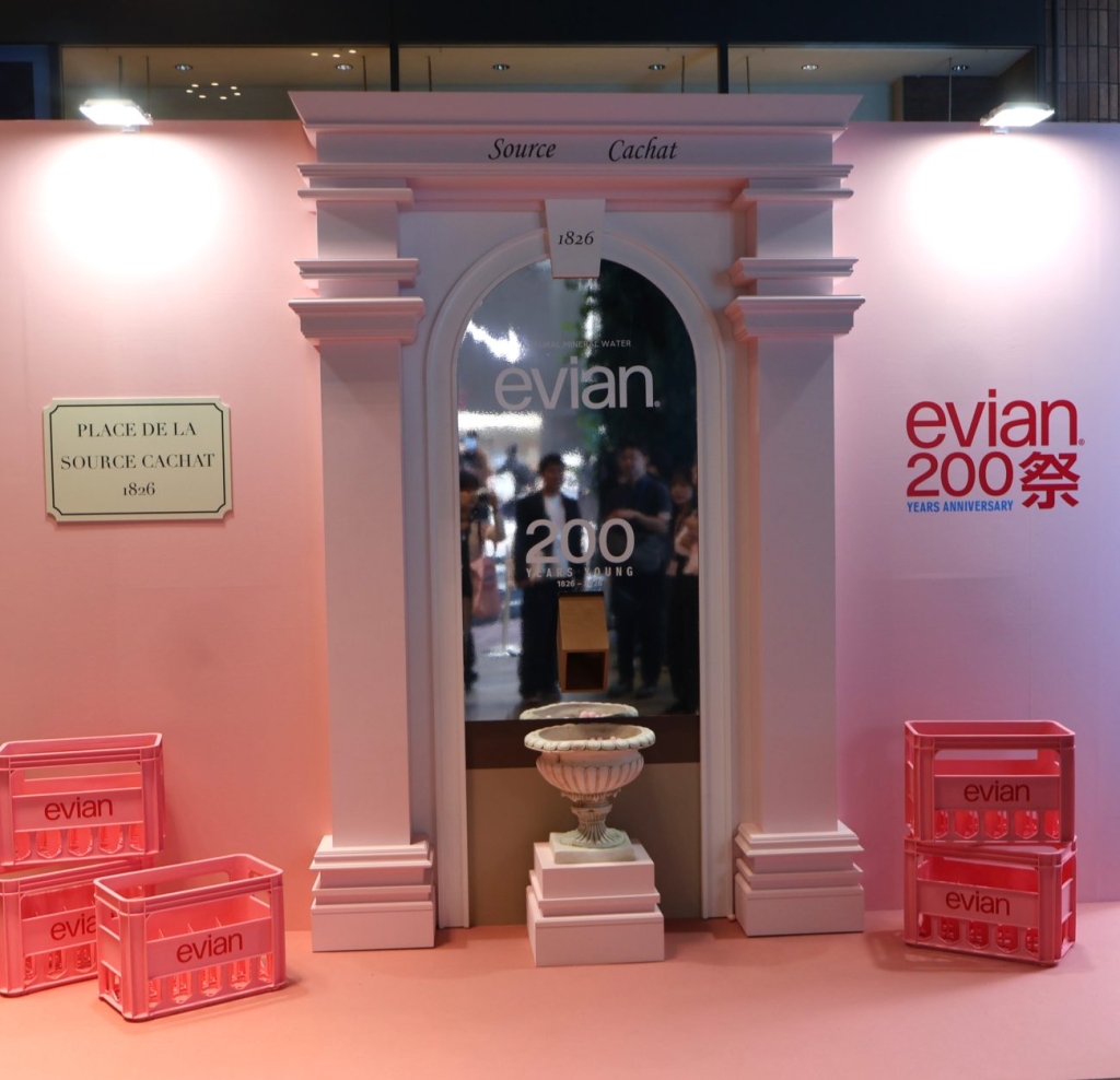 モディ渋谷で「エビアン」のブランド世界観を表現したPOPUP開催