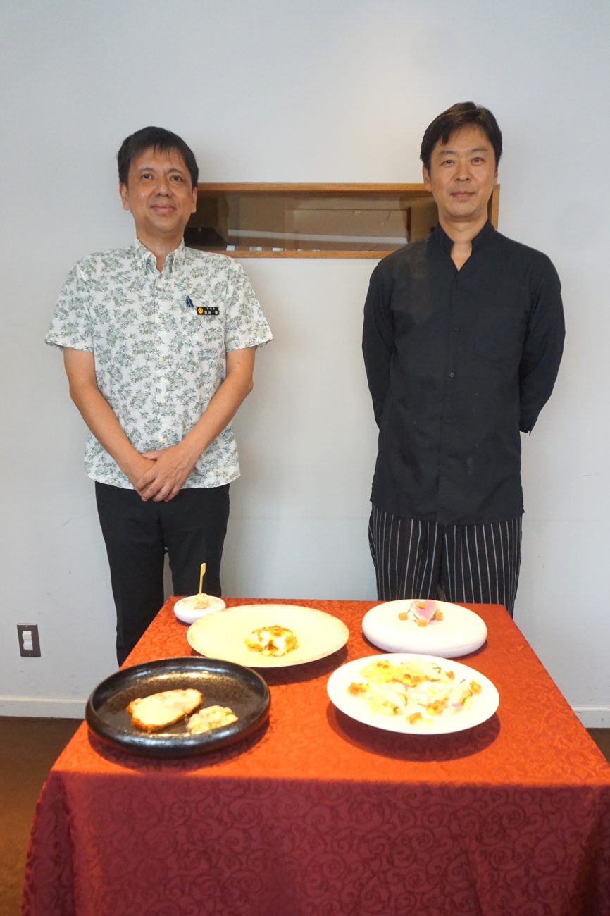 沖縄県農林水産部畜産課・恩田寛氏（左）、「Convivio」オーナーシェフ・辻大輔氏（右）