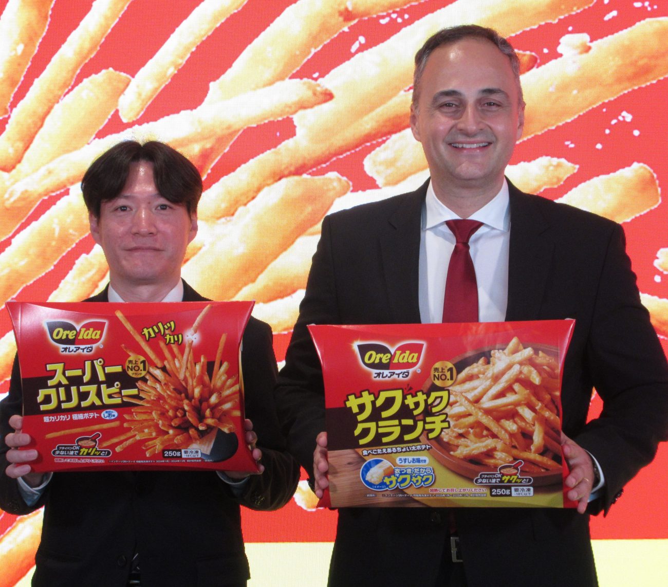 花澤和巳氏（左）とアンデルソン･カルネイロ社長（右）