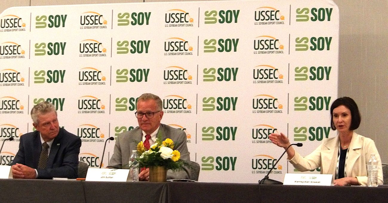 アメリカ大豆輸出協会(USSEC)のジム･サッターCEO(写真中央)、マイク･マクレイニー会長(写真左)、ケリー･カー･エンスカット氏(写真右)