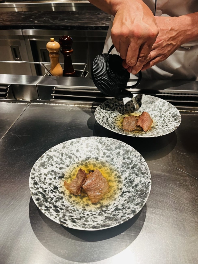 シメには「黒毛和牛と焼きおにぎりのテールスープ茶漬け」を提供する