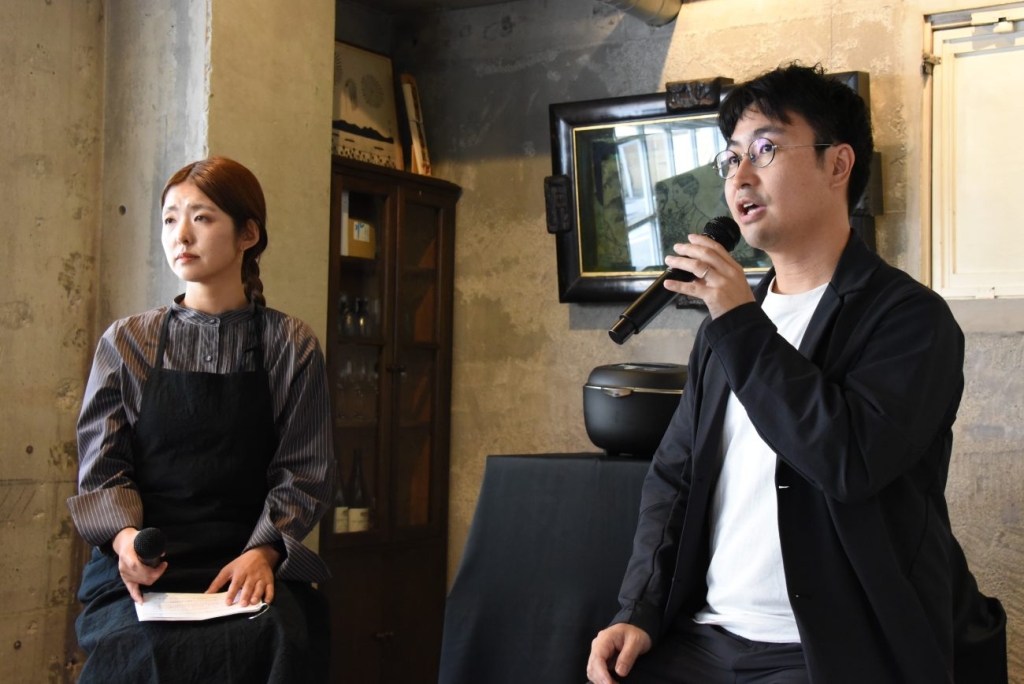 辻本マネージャー(写真右)となるたけの従業員の宮田さん(同左)