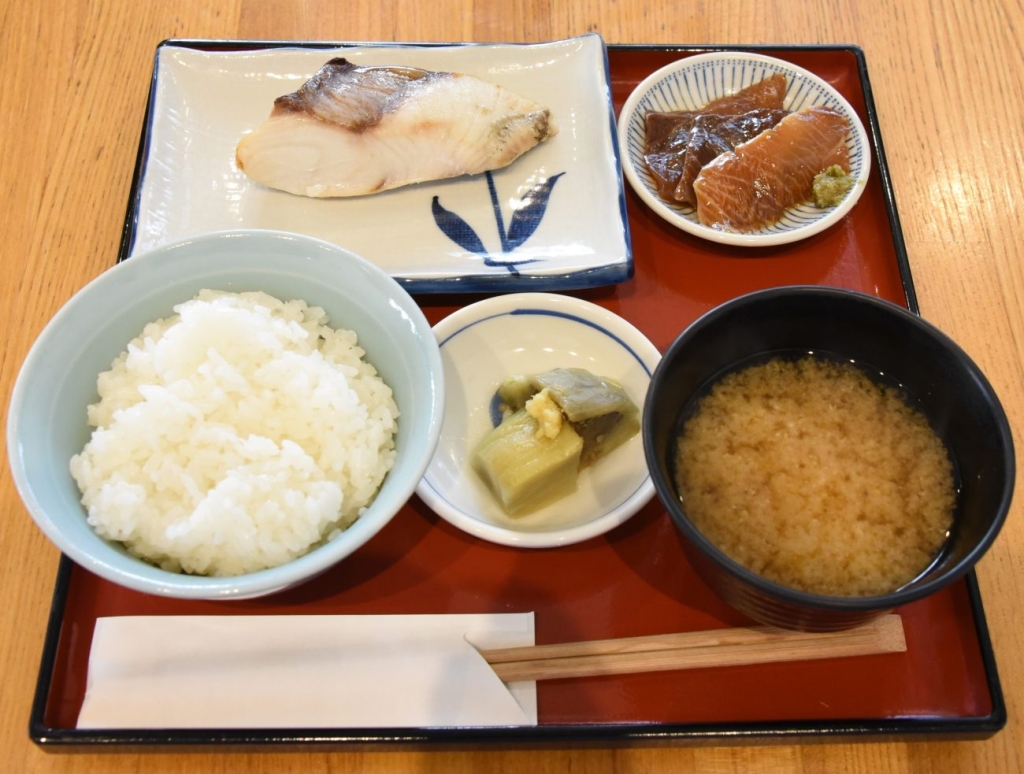 来場者にはJRT-A100で炊いたなつほのか、カンパチの塩焼きなどを提供