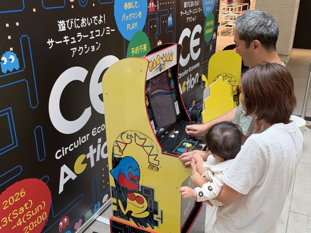 約40年ぶりに「PAC-MAN」をプレイする子ども連れの男性