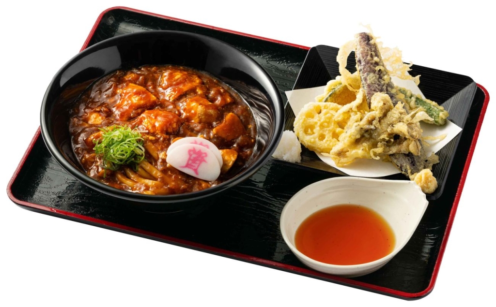 麻婆ぶっかけうどんと野菜天ぷら盛り