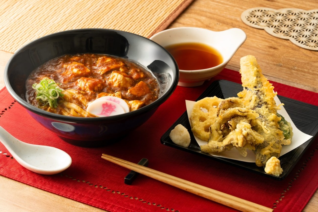 麻婆ぶっかけうどんと野菜天ぷら盛り