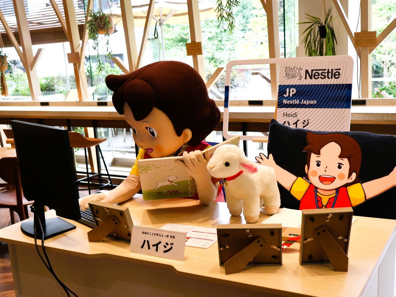 「ハイジ係長のデスク」で“仕事”をするハイジ係長。パソコン画面や「おしごとノート」を通じ、ネスレ日本の取り組みを紹介する