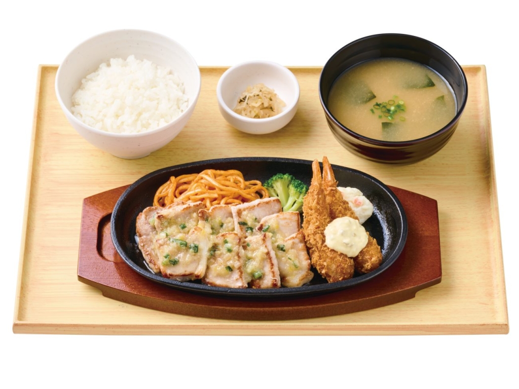 ～柔らか豚もも肉～国産ポークカットステーキとエビフライの定食（ねぎ塩だれ）
