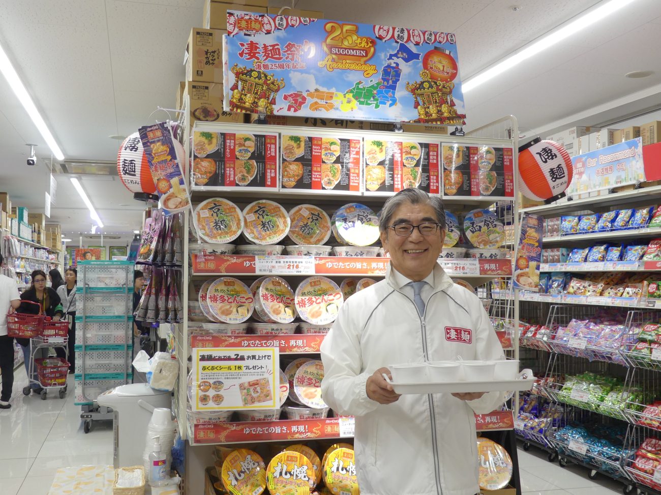 大久保慶一社長が自ら店頭に立ち、来店客に「凄麺」をPR