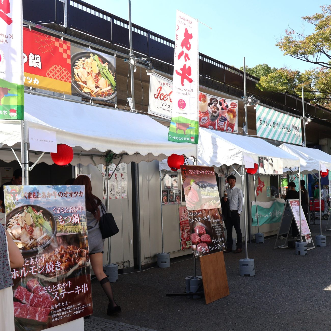 「楽天食いしんぼう祭」が開催されている東京・代々木公園の会場。多くの飲食店が軒を連ねる