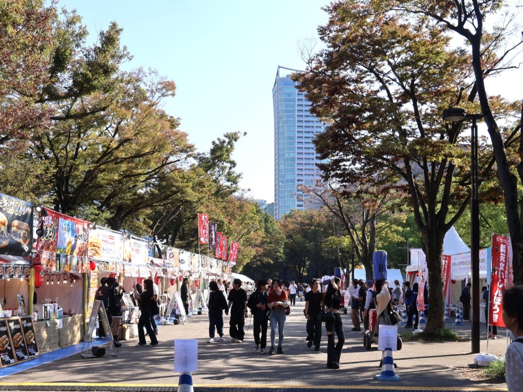 さまざまなグルメを販売する「楽天食いしんぼう祭」の出店ブース