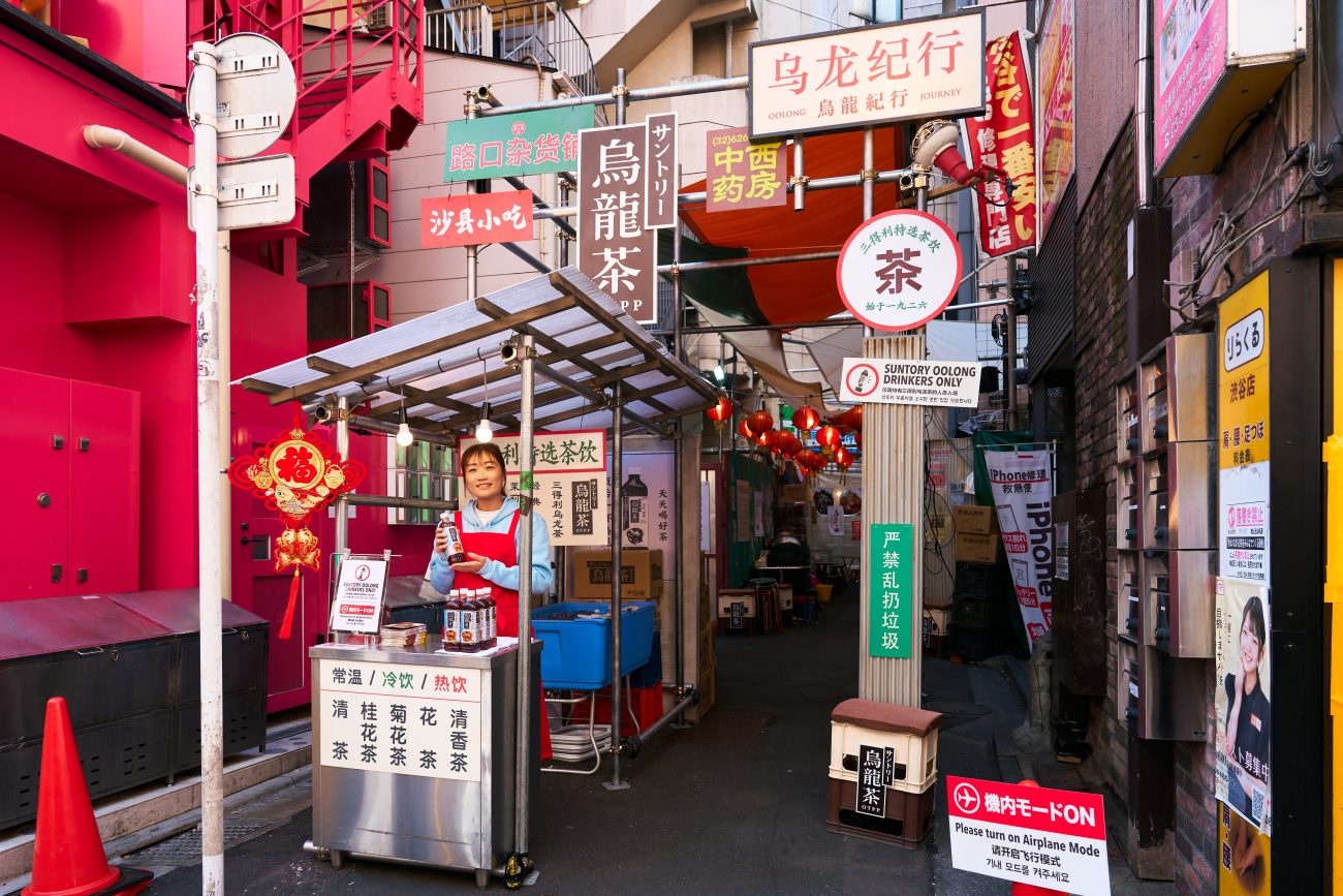 東京・渋谷に異国の屋台街を再現した「烏龍紀行」の会場