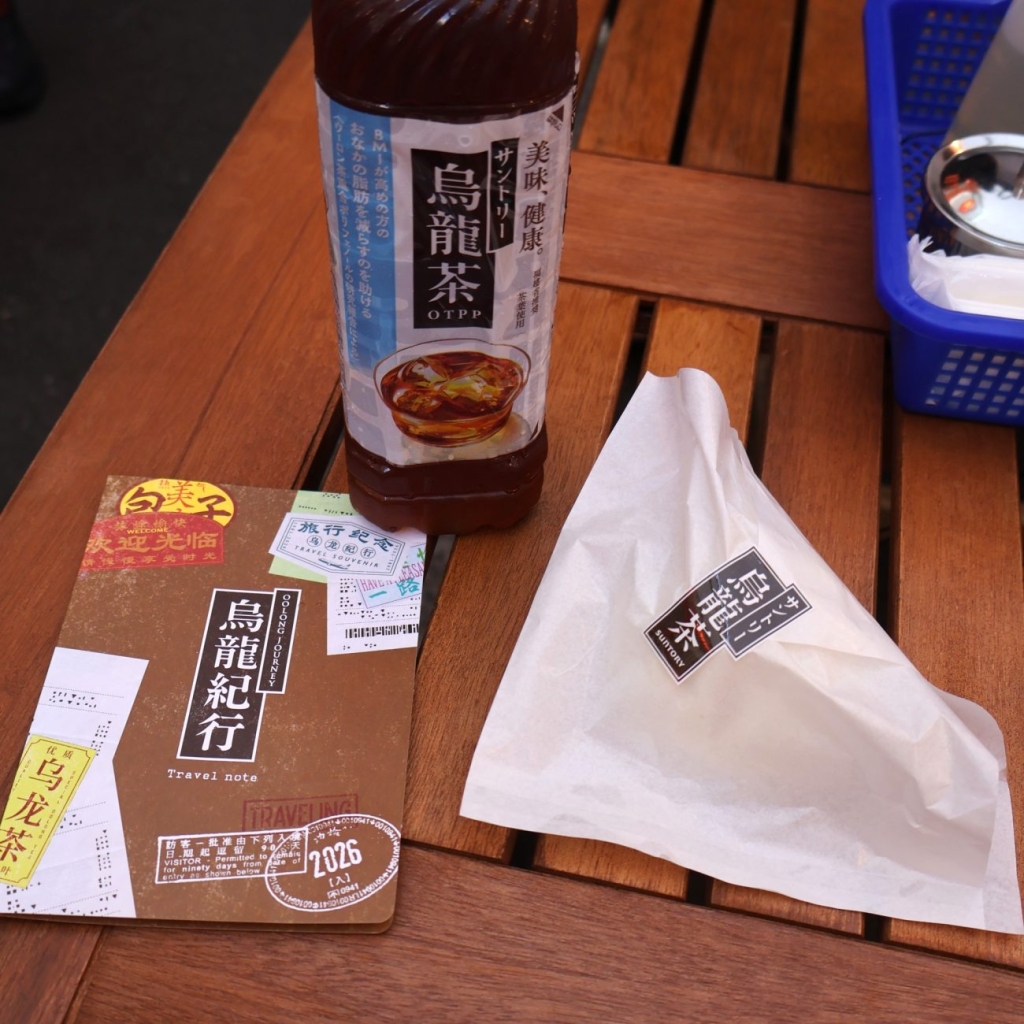 来場者に配布する「サントリー烏龍茶OTPP」とトラベルノート。肉まんは税込150円で販売する