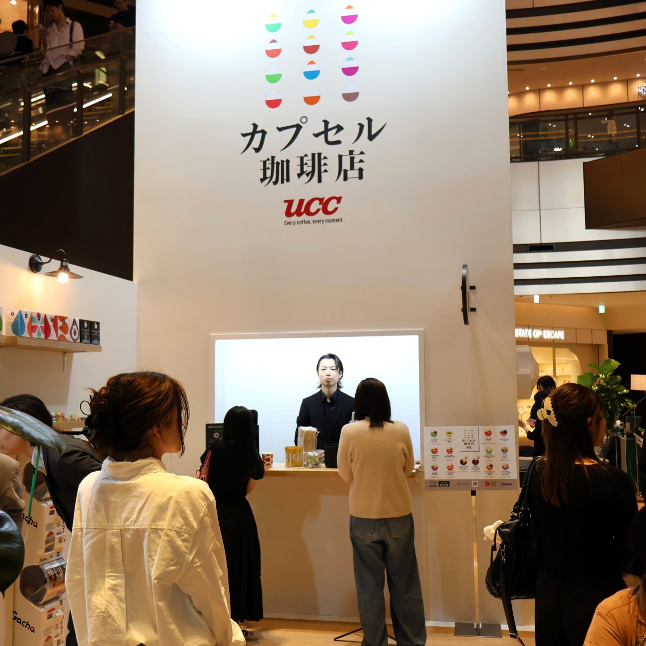 高さ約5mの巨大『珈琲ガチャ』を設置した『UCCカプセル珈琲店』の会場