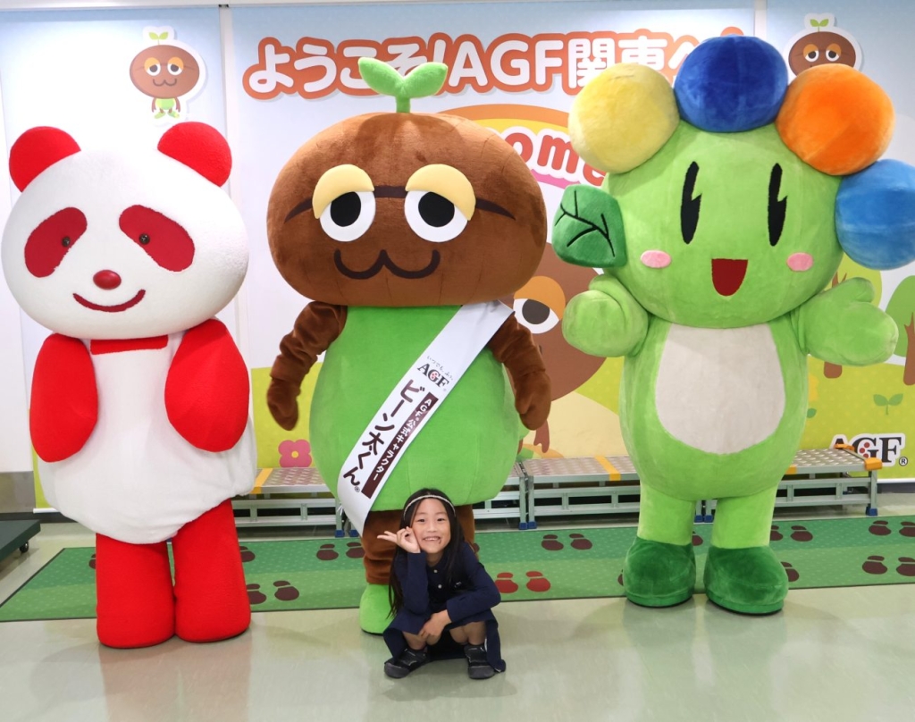 来場者と記念撮影する「アジパンダ」「ビーン太くん」「おおたん」(左から)