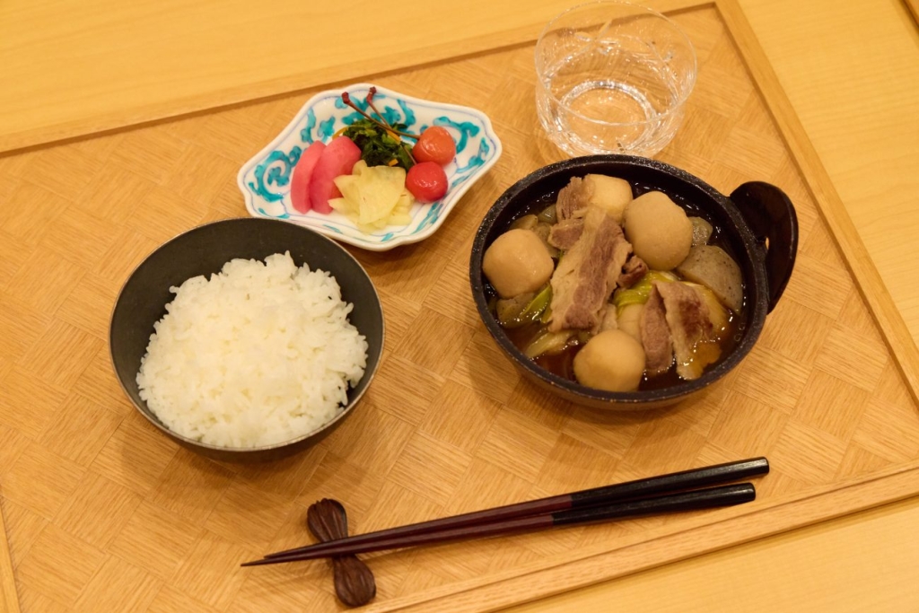 山形県の郷土料理である芋煮とともに白米が提供された