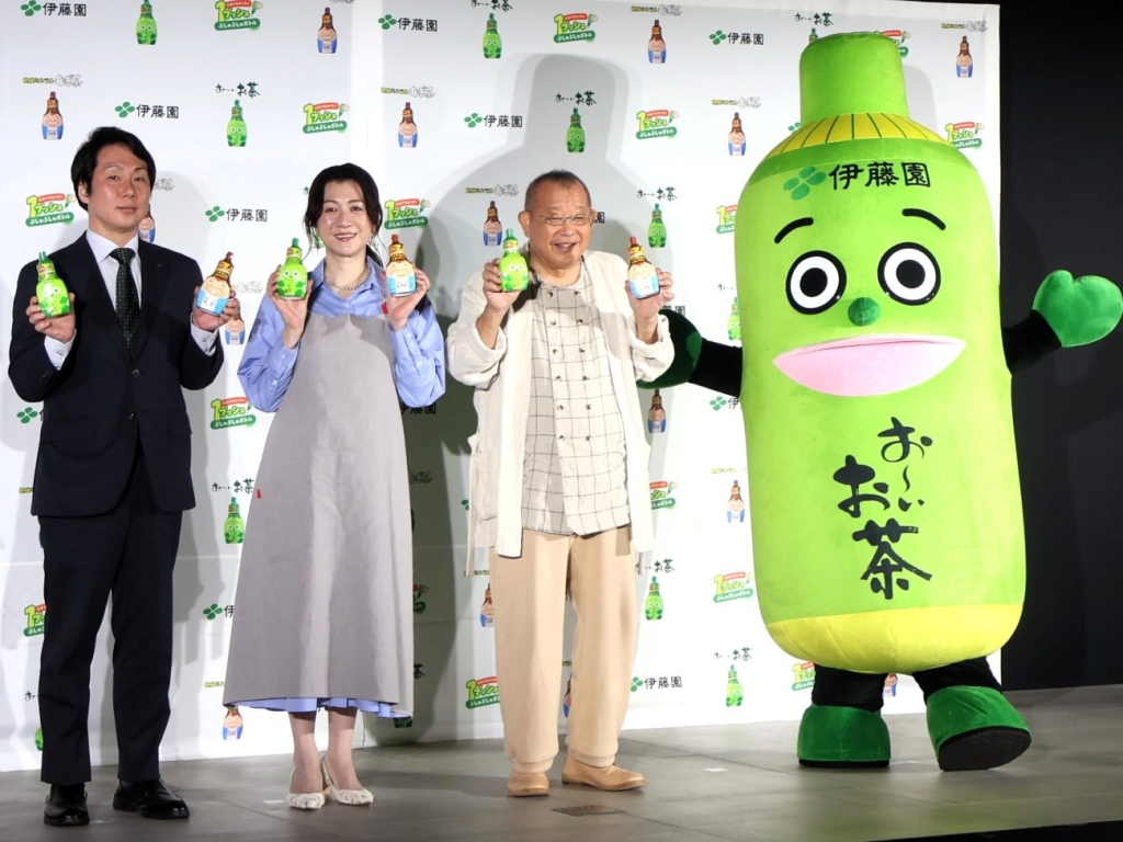 「ぷしゅぷしゅボトル」を手にする伊藤園の鍋谷氏、野々村友紀子さん、笑福亭鶴瓶さん（左から）。右は「お～いお茶くん」