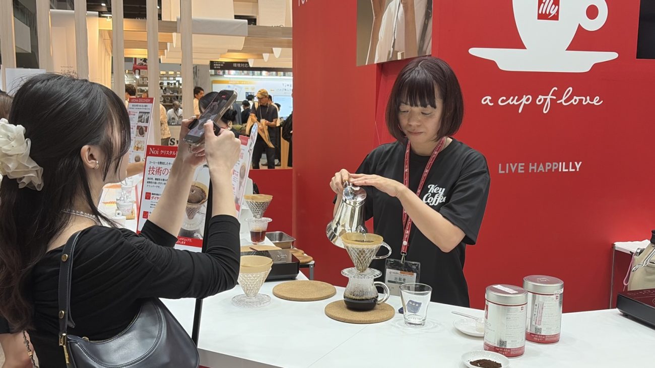 「illy」のコーヒーをハンドドリップで提供するキーコーヒーのスタッフ