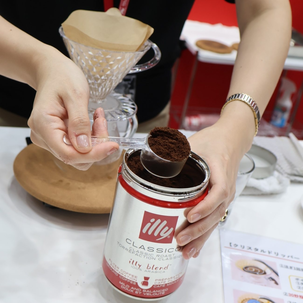 ハンドドリップに使用する「illy」のコーヒー粉