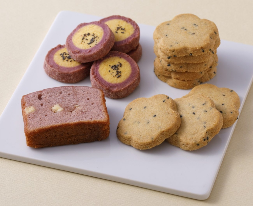 プチフールクッキー（さつまいも）、さつまいもクッキー、紫いもとホワイトチョコのパウンドケーキ