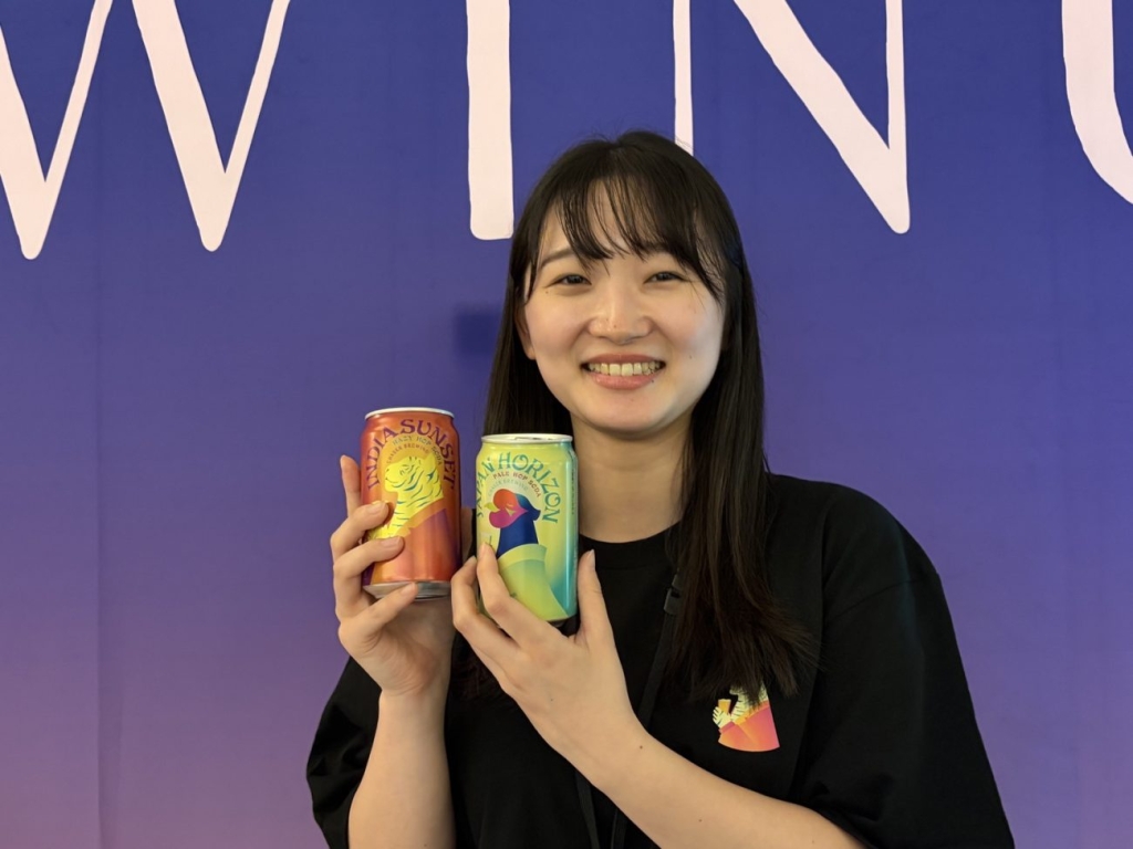 「CHASER BREWING」の商品2種類を手にする伊藤園の新カテゴリー創造グループの社員