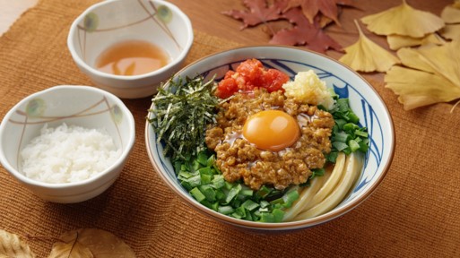 『肉辛まぜうどん』(ひと口ごはん、トマト酢つき)