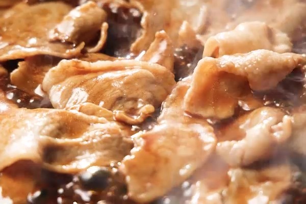 りんご果汁や三温糖でコク深い甘さに仕上げた特製醤油だれを絡めた豚肉