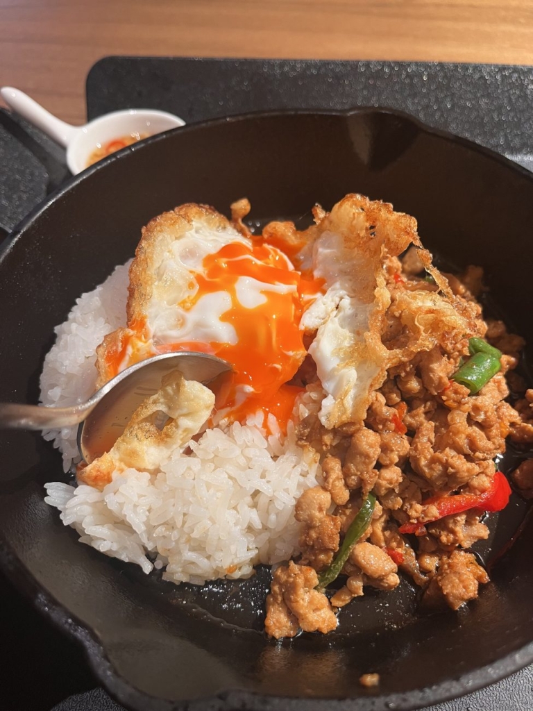 タマゴを崩して食べる熱々の鉄板で提供されるガパオライス