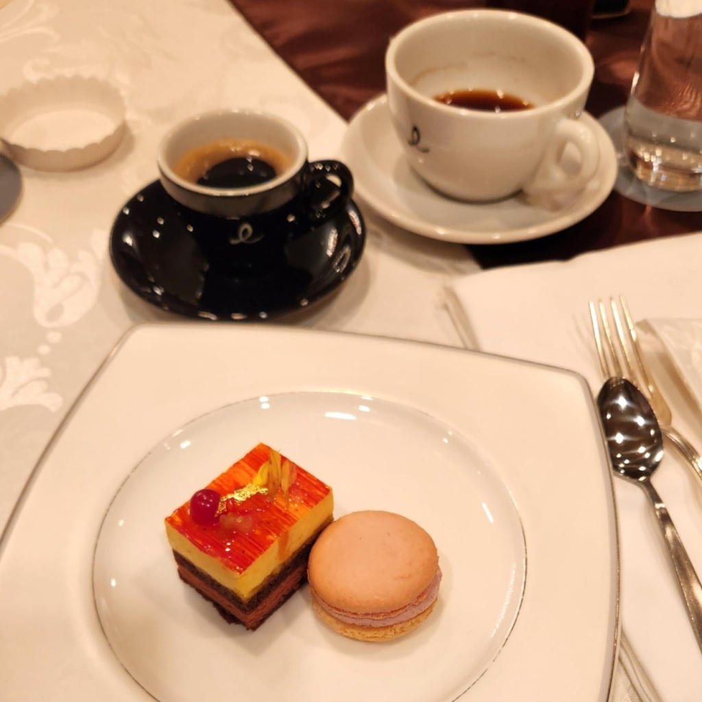 Largoのコーヒーとケーキ・フランボワーズマカロンのマリアージュを提案