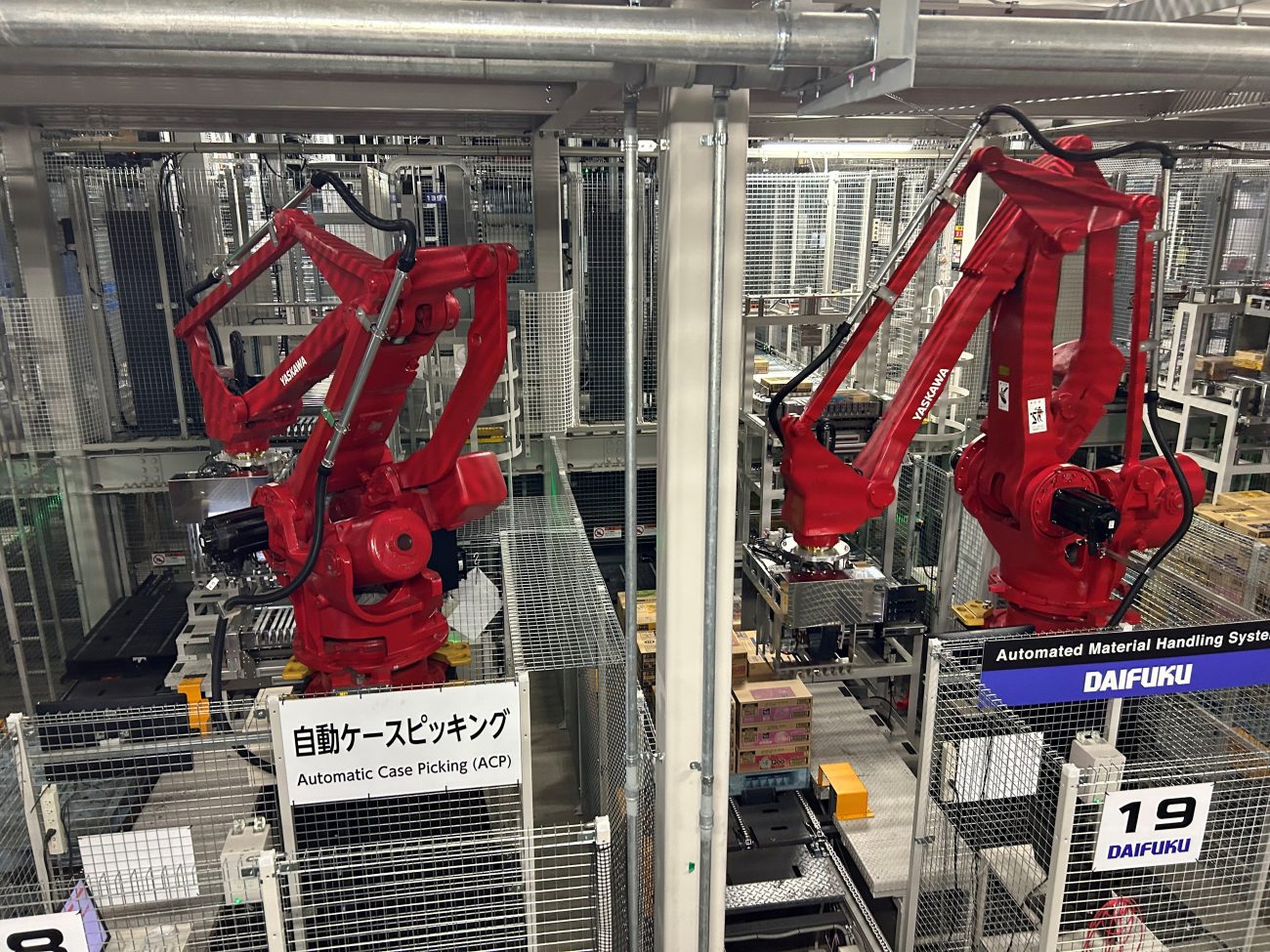 埼玉メガDC内の混載パレタイジングロボット