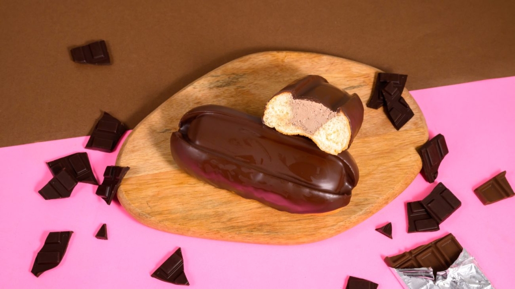 本気のチョコ生コッペパン(たっぷりチョコホイップ)