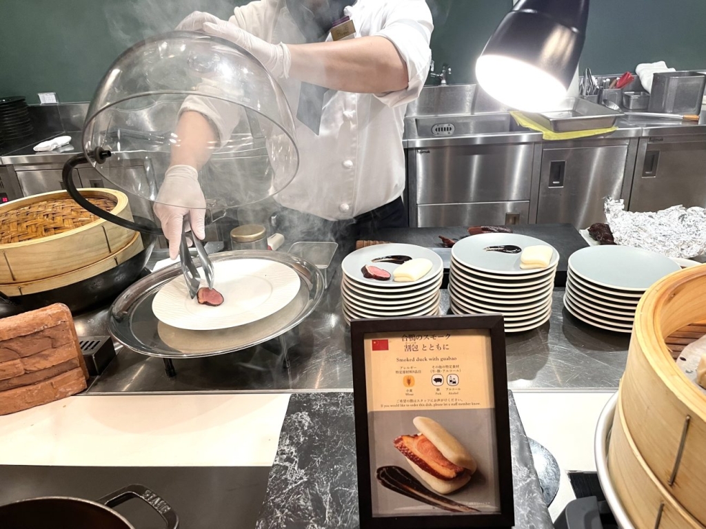 合鴨のスモーク 割包(カーパオ)とともに