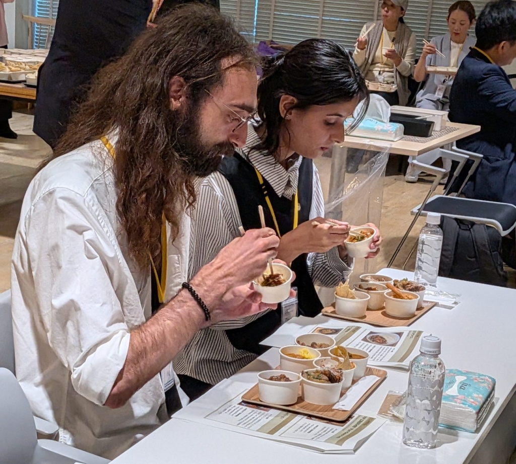 在住外国人を招き、開発メニューを試食