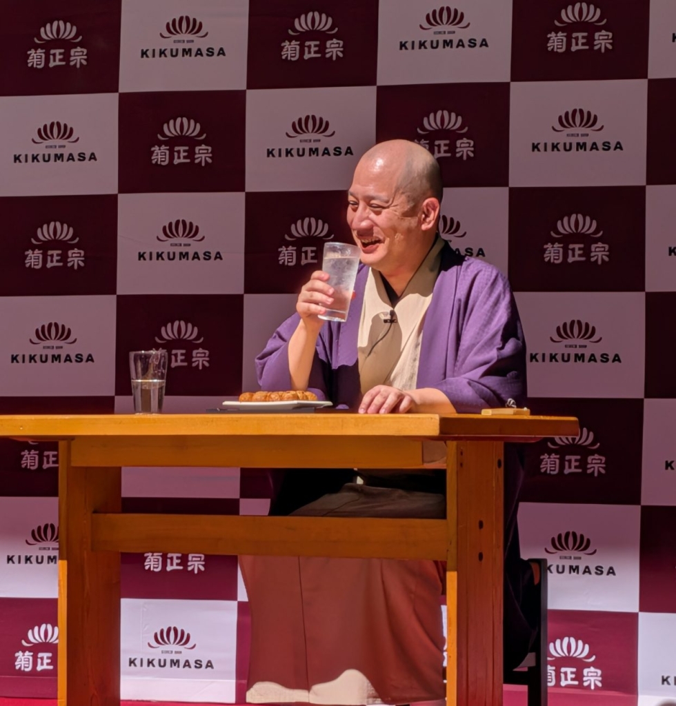 菊正宗樽酒60周年フェア たこ焼きと日本酒ソーダ割りを楽しむ春風亭一之輔氏