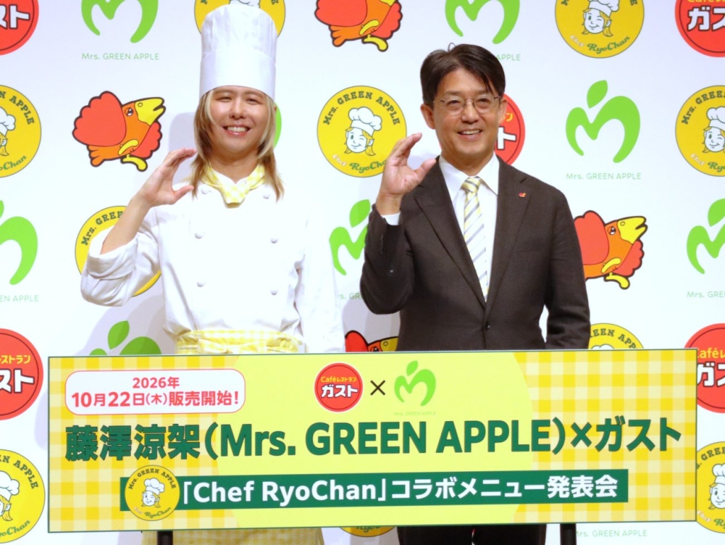 すかいらーくホールディングス取締役CMO・CIOの平野曉氏(右)と、シェフ姿の藤澤涼架さん(左)